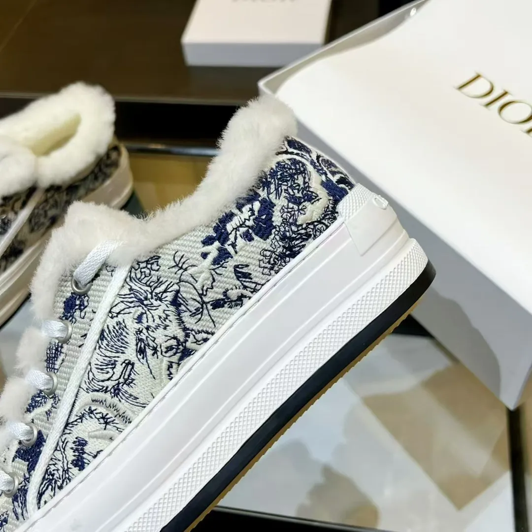 👟👟Ex-factory price 640👟👟——Dior Dior embroidered thick-soled wool casual shoes, fur shoes 𝐃𝐈𝐎𝐑 𝐖𝐚𝐥𝐤'𝐧 Dior presbyopic embroidered wool thick-soled canvas shoes, casual sports shoes, this Walk'n'Dior Thick-soled sneakers are a stylish piece that elevate the collection. Oblique printed cotton embroidered upper with comfortable platform sole, tongue and Christian Dior Paris signature laces. Can add fashionable temperament to all kinds of casual looks. Original custom-made imported Oblique printed embroidery fabric. Imported soft sheepskin lining. Original exclusive open-molded TPU material outsole. Bottom thickness 4.5CM. Size: Women's 35-41 (custom-made 41 is non-refundable)